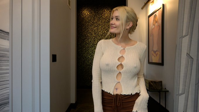 Like my sweater? ? https://t.co/yLas5W7pqk