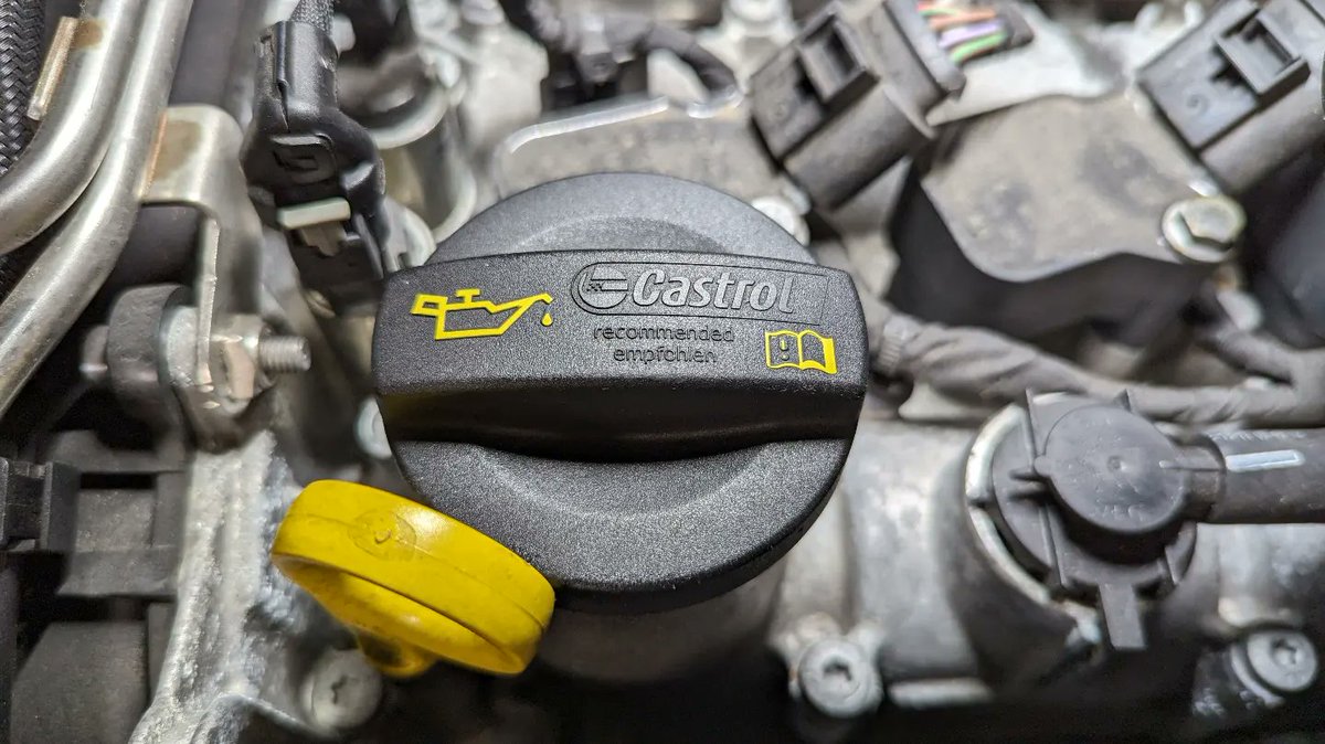 kandmcitroen's tweet image. 🚗🔧 Serviced a sleek VW Golf GTE at K&amp;amp;M this week! Modern engines demand the best oils, and with our Castrol Service network backing, we ensure top-notch care for every vehicle. Castrol supports us to excel for you! 🛡️ #EngineCare #CastrolService  #VWGolfGTE
 #castroloil