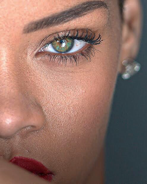 FentyLounge's tweet photo. Rihanna’s enchanting eyes but as you scroll through they become more enchanting.

A thread https://t.co/avviUxLLrU