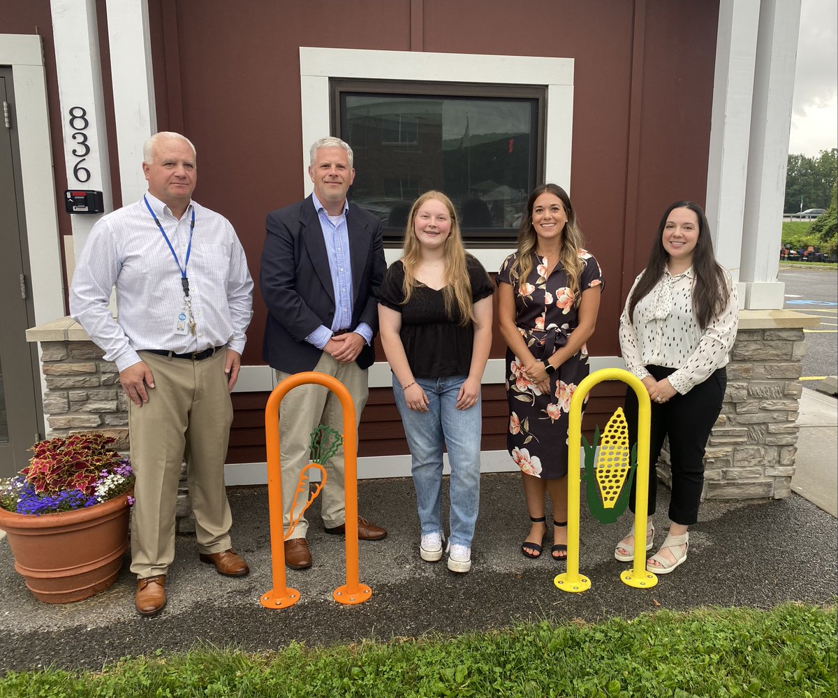 CCEBroome's tweet photo. π² New bike racks at CCE Broome, thanks to a partnership with @BroomeBOCES and the B.C. Health Dept! Designed by Kaili Young, a Taste NY Broome staffer and BOCES welding student. Kudos to Kaili and our partners for making this a reality! #stuffCCEdoes https://t.co/QPnSggVGzR