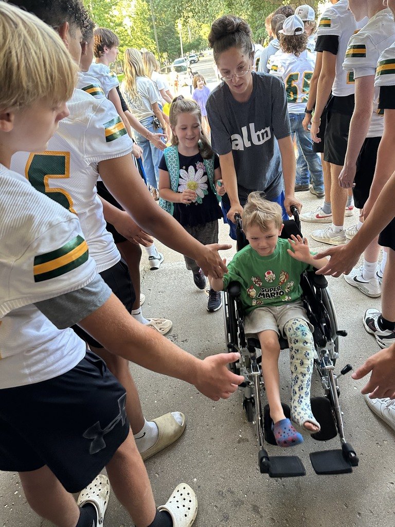Dist276Atown's tweet photo. High Five Fridays have BEGUN with the Football Team and the Cheerleaders! Go A-town. #atownpride https://t.co/fd6yTiNVz7