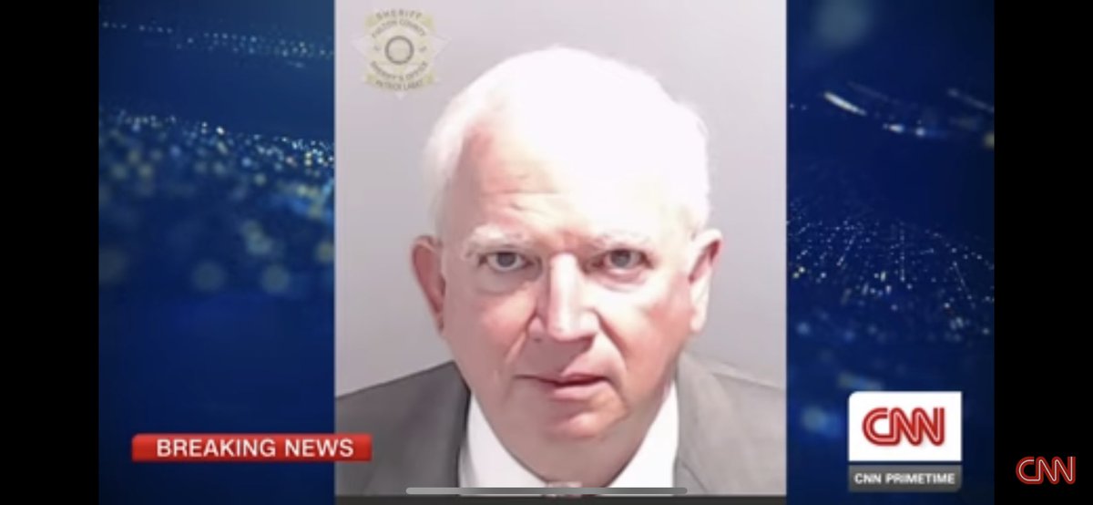 MakeItGoodAgai2's tweet photo. A mugshot with perfect dramatic lighting that make him look like he has good hair? It’s a publicity stunt for Trump and a fundraising opportunity. No mugshots look like that. Compare vs the others who were indicted in Georgia #mugshot #Trumpmugshot #fakenews https://t.co/CxArpMYTHH