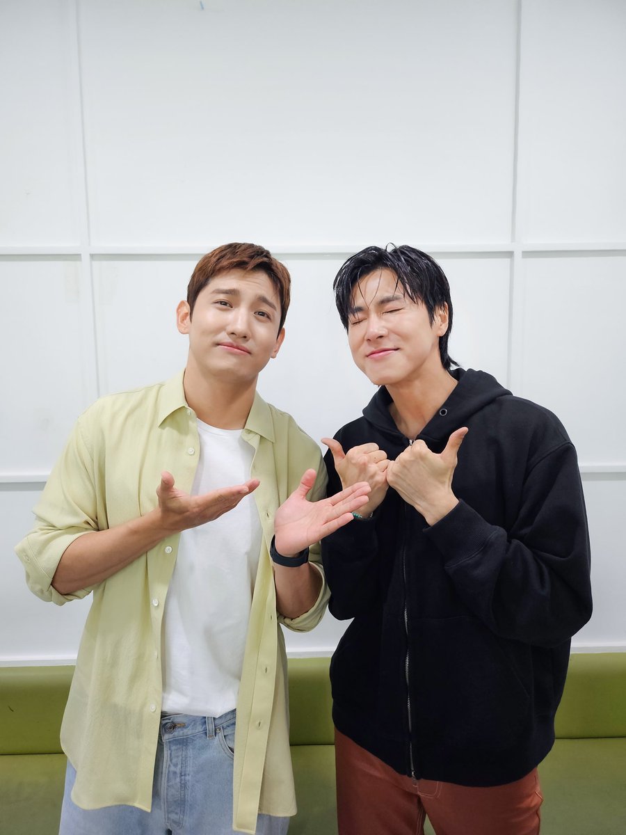 TVXQ's tweet photo. 창민아 응원 고맙다‼️
올해도 같이 달려보자🏃🏻❤️

#유노윤호 #UKNOW
#최강창민 #MAXCHANGMIN
#동방신기 #TVXQ! #東方神起
#VujaDe #뷰자데
#Reality_Show #리얼리티쇼 
#뮤직뱅크 #MusicBank https://t.co/fvNCO0jNla