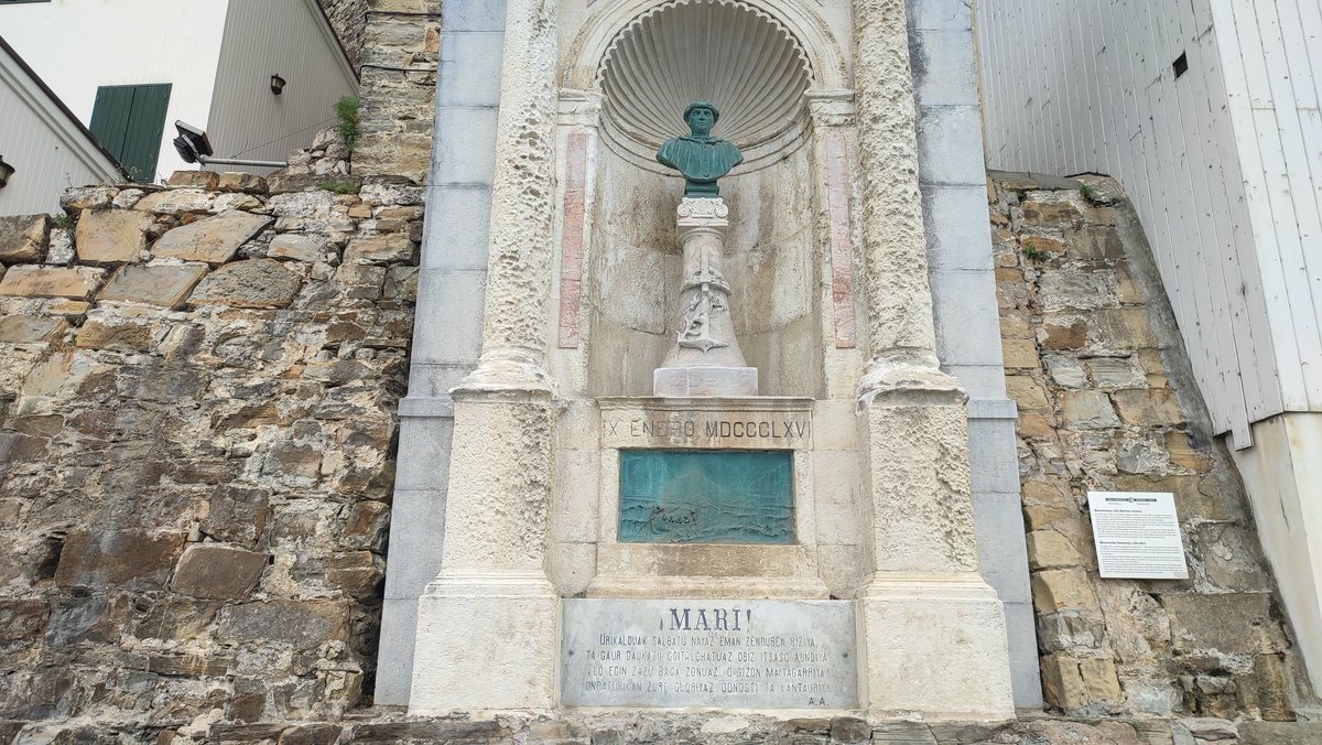 Busto a Aita Mari,pescador vasco dio su vida al rescate pescadores y náufragos. Desde hace años, <a href="/maydayterraneo/">SMH - AITA MARI</a>  con barco que lleva su nombre,sigue su compromiso marítimo de quien huye deconflictos.
Un placer haber formado parte de una de sus misiones en Mediterráneo Central