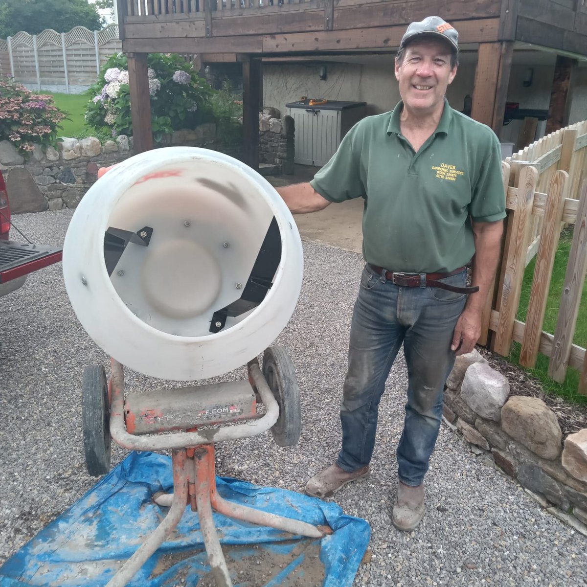 Here's Dave's Gardening Services using the Polymer Mixer Drum from Mix-N-Go - our first customer to do so!👷
"Brilliant drum, easy to clean and much more robust than standard drums!" Dave's Gardening Services
Head to your nearest Miles Hire depot today to get yours today!