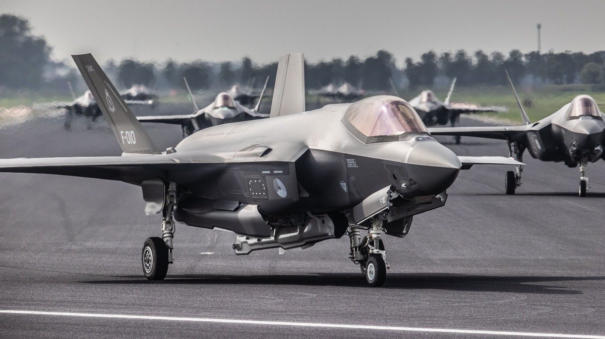 Jvd_Tweet's tweet photo. Primeur: Elephant Walk!

We brachten in 1x 11 vliegtuigen naar @VlbLeeuwarden en lieten die kans niet onbenut voor een 1e 🇳🇱 F-35 Elephant Walk.
#ACC #5thGenAirpower #StrongerTogether #SuperMaintainers @NATO_AIRCOM https://t.co/wYSjZmtvGu