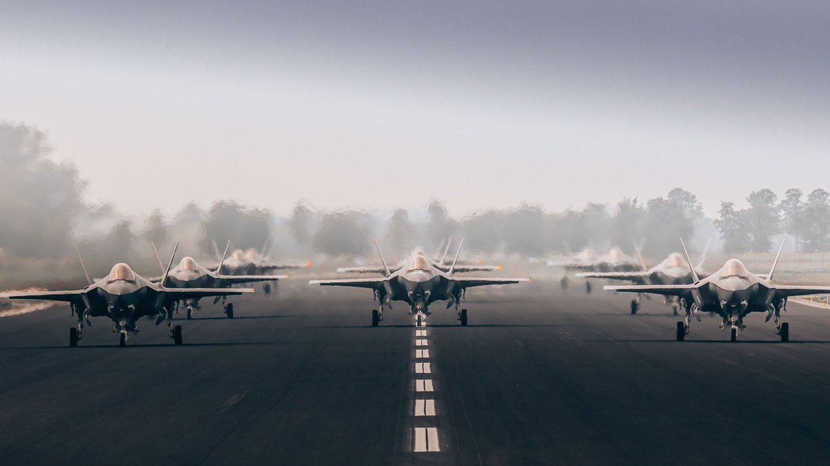 Jvd_Tweet's tweet photo. Primeur: Elephant Walk!

We brachten in 1x 11 vliegtuigen naar @VlbLeeuwarden en lieten die kans niet onbenut voor een 1e 🇳🇱 F-35 Elephant Walk.
#ACC #5thGenAirpower #StrongerTogether #SuperMaintainers @NATO_AIRCOM https://t.co/wYSjZmtvGu