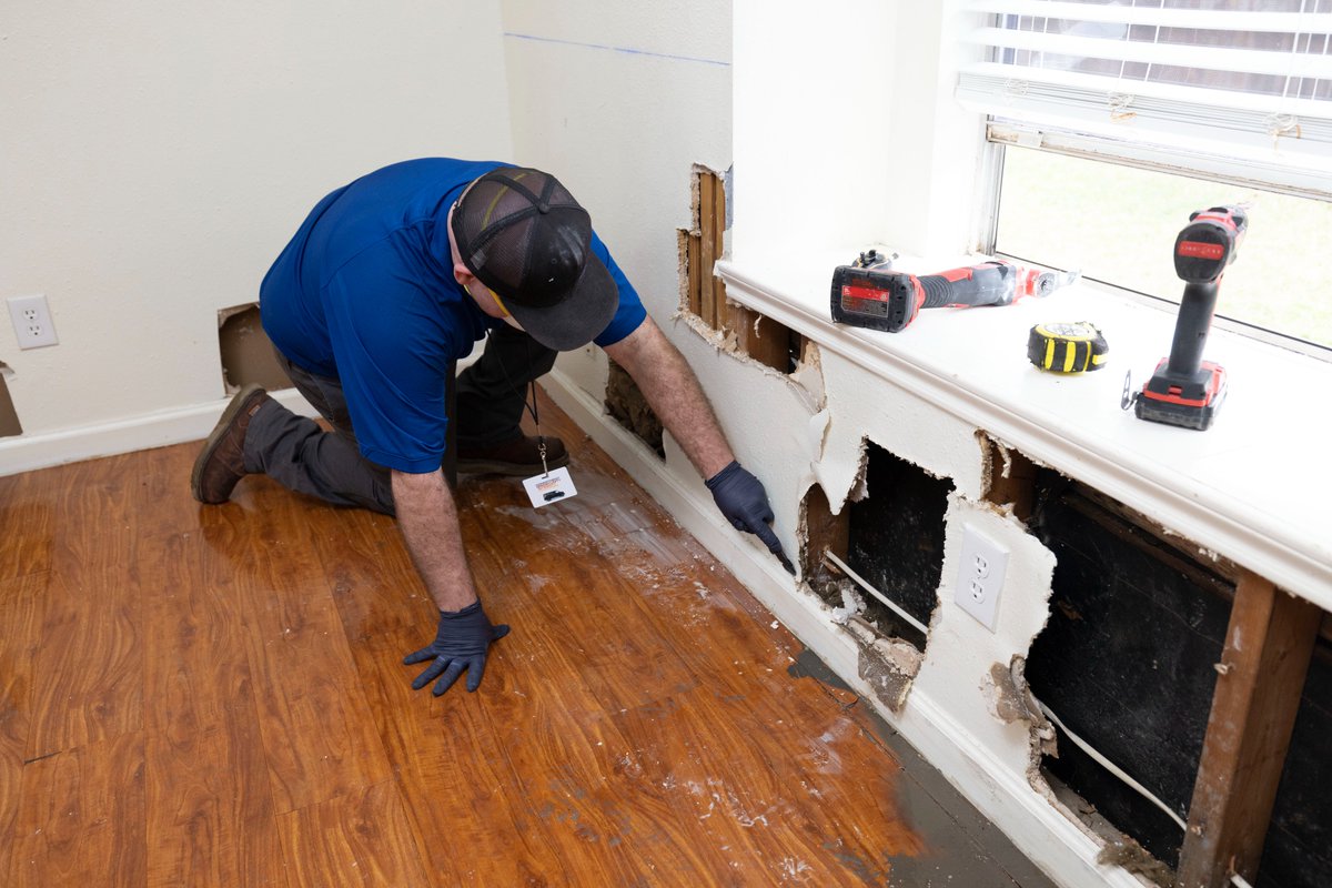 CoitReno's tweet photo. Whether it’s water damage, mold, fire damage or more: the clean-up process can be hazardous. COIT's team of restoration experts are specially trained and certified to handle anything that comes your way. #COITClean #EmergencyRestoration #Resto #HomeResto #MoldRemoval #WaterDamage https://t.co/uoyPg4Ff9G
