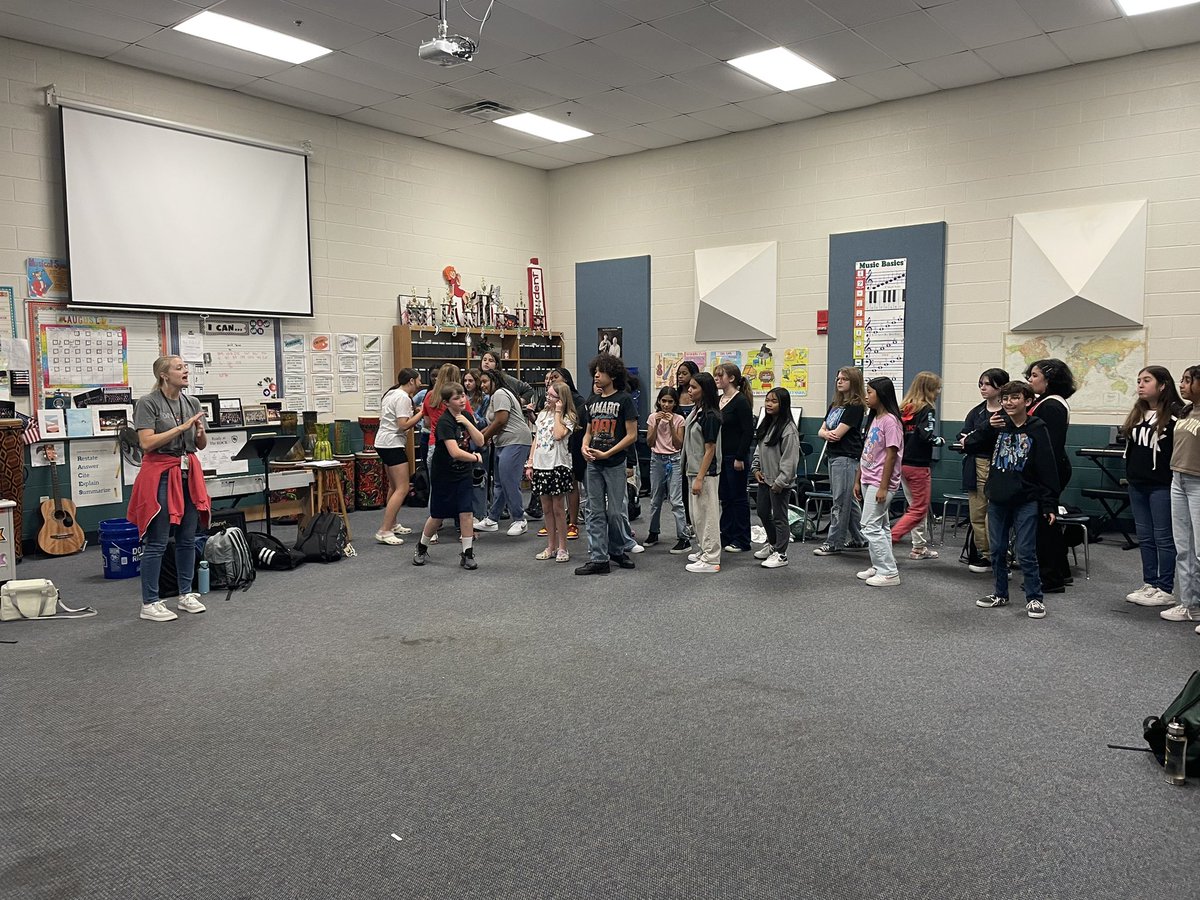 ChoirRsms's tweet photo. So excited to have Lindsey Duggin come back to RSMS to work with our Choir and Drama kids! #rsmschoiralum #theatreteacher @stewartscreekhs @rsmsdrama @RSMSKNIGHTS https://t.co/JKHcuSFCso