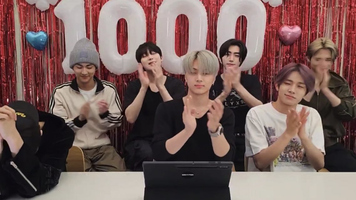 달 tweet media