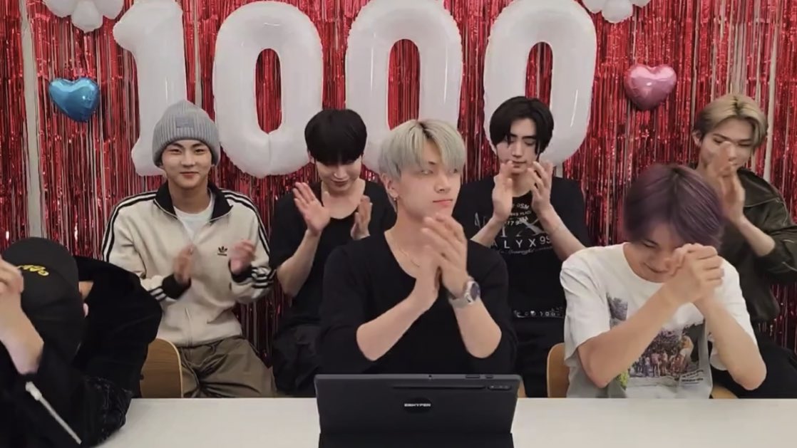 달 tweet media