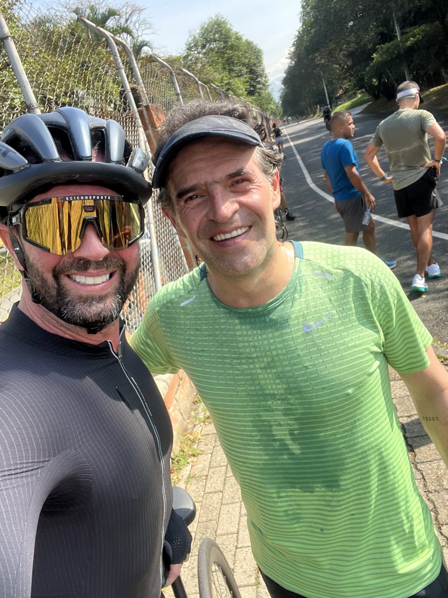 LucasArnau's tweet photo. Si hay algo que a mi me dé confianza en alguien, es saber que practica alguna disciplina deportiva. Hoy me encontré con @FicoGutierrez dándolo todo en el Juan Pablo, mientras yo también entrenaba haciendo ejercicios de fortalecimiento. Todo nuestro apoyo siempre parcero! https://t.co/GOWAt4dXrx