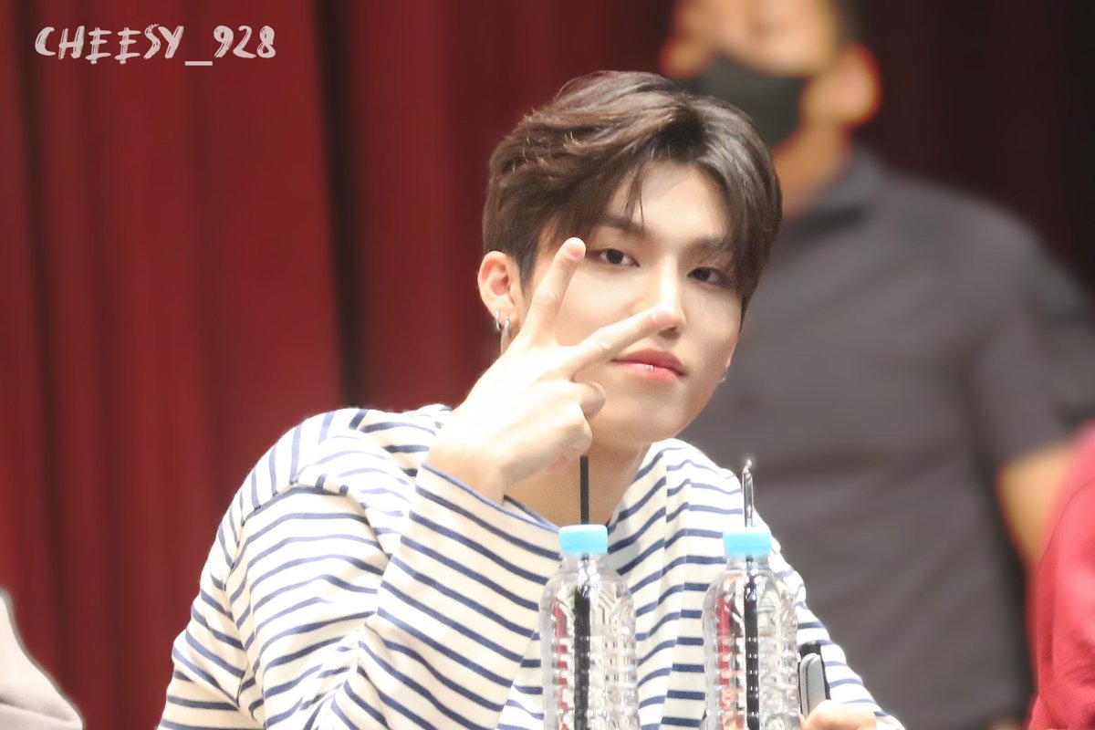 cheesy_928's tweet photo. 230825 에버라인 대면팬싸

✌🏻✌🏻✌🏻

#박정우 #PARKJEONGWOO
#트레저 #TREASURE https://t.co/S3mLvydyBl