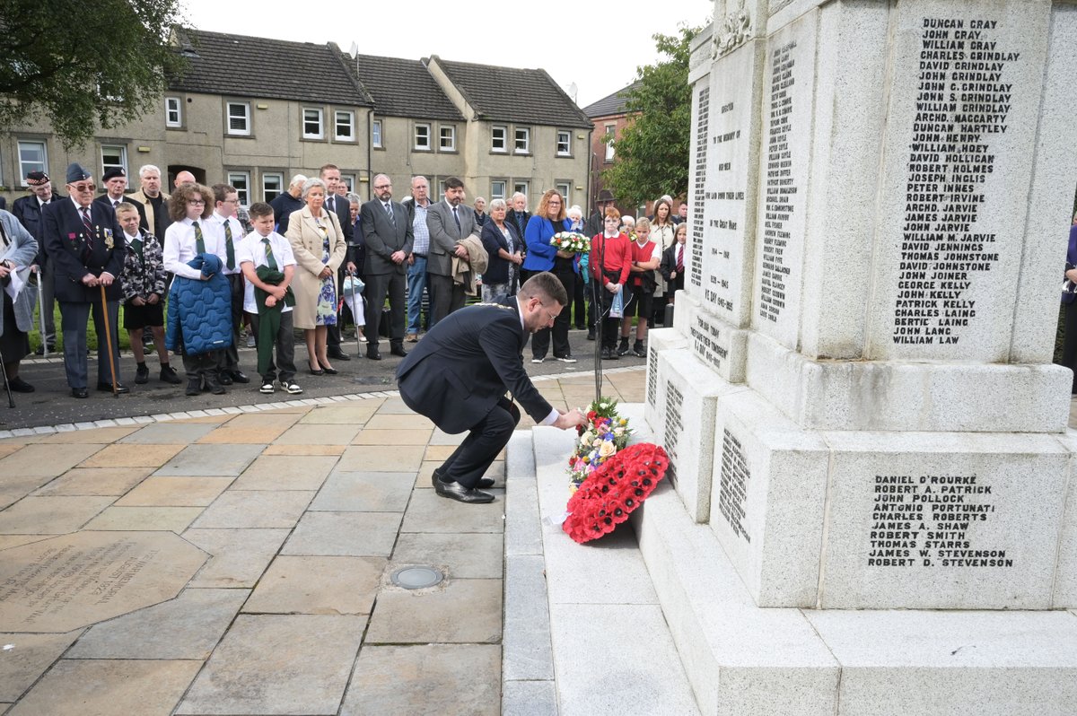 Today, Provost Kenneth Duffy joined school pupils, community members, veterans and other dignitaries at a moving ceremony to commemorate the centenary of Kilsyth's War Memorial. 🌹 ow.ly/5zm050PEpx7