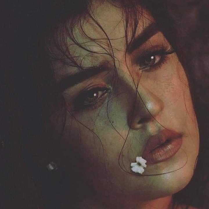 يمكن ما نبكي .. بس تجينا ضيقه
تَوجع أكثر من البكي بـ مليون مرة