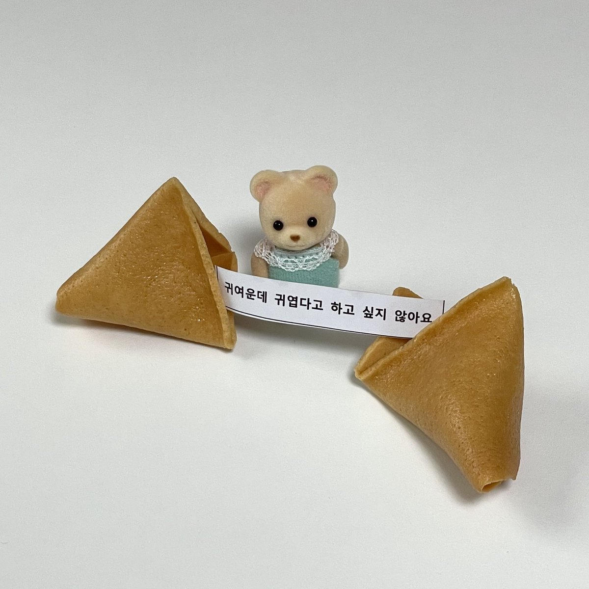 [H-10] 맠동온 3 최종 부스 안내 ❤︎

📍이름 + 연락처 확인 후 현장수령
📍재고에 한하여 현장판매 진행
📍토스 아이디 송금만 가능

파본은 현장에서만 교환 가능하며 
재고가 부족할 경우 환불해드립니다 
또한 미수령시 행사 후 환불이 진행됩니다 

내일 만나요 🤍🤍🤍