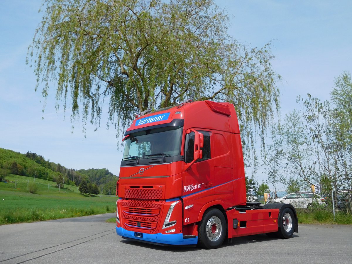 Den Abschluss der Woche machen wir mit dem Volvo FH der Burgener Transport AG, das nennen wir doch mal einen farbenfrohen Start ins Wochenende. Euch allen eine erholsame Zeit!
#volvotrucks #volvotrucksch #volvotrucksforyou