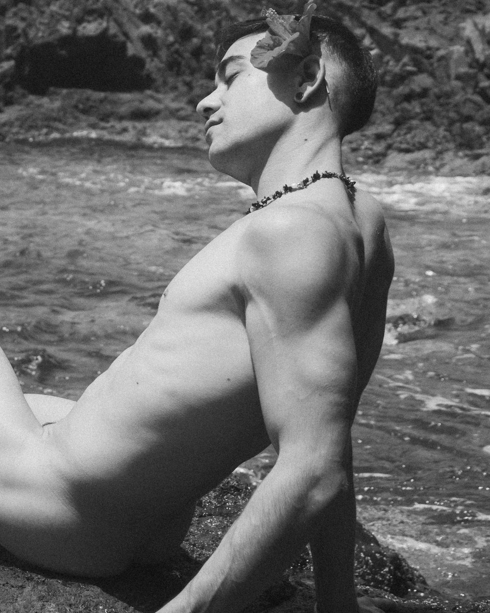 CabaasMoreno's tweet photo. B&amp;W nature 🌊🌺 https://t.co/h7tvXi12bG