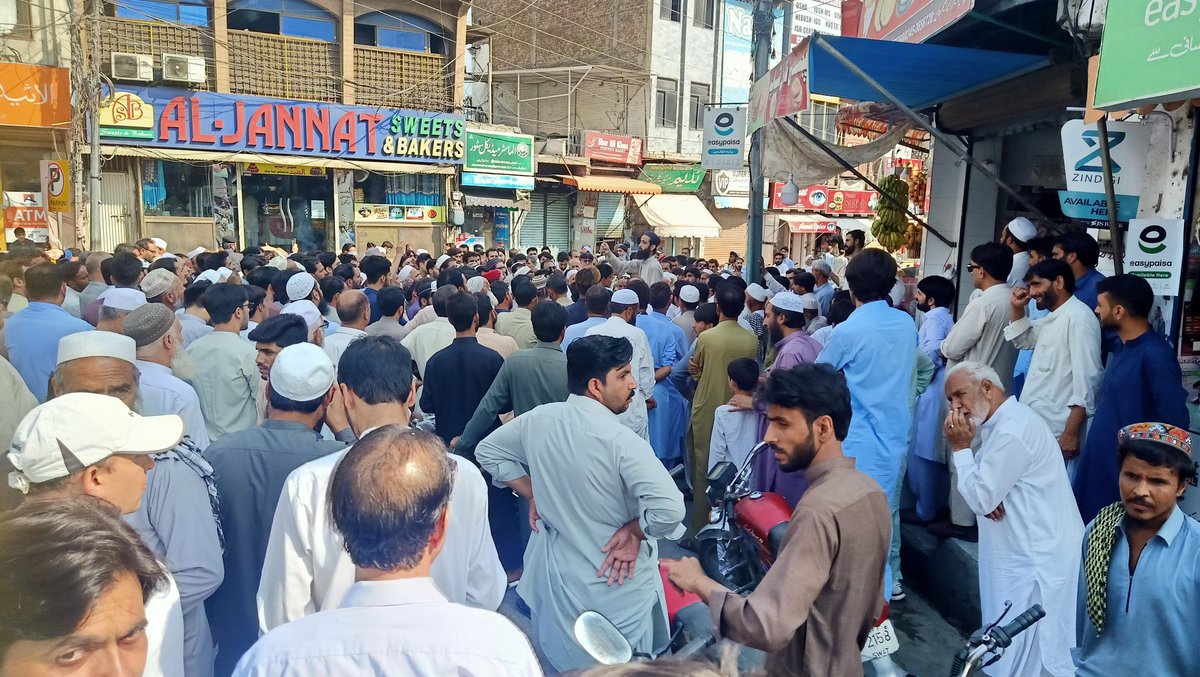 irfanchattan's tweet photo. نشاط چوک منگورہ میں بجلی بلز کے قیمتوں میں اضافے کے خلاف اور مہنگاہی کے خلاف سول سوسائٹی اور صحافی برادری کا احتجاج
#نشاط_چوک
#بجلی_بلز_میں_اضافہ_نامنظور
#غریب_عوام_کو_جینے_دو
@anwaranjum2 @fayazzafar @GhulamaliPPP @papaalam72 @ssajidaman @torgulism https://t.co/UCIIi6vFVz
