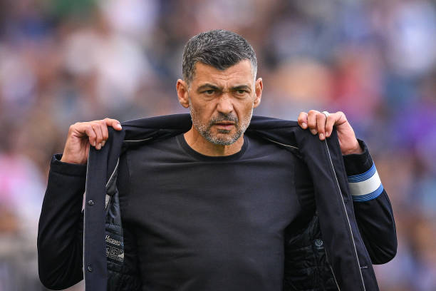 CabineSport's tweet photo. Sérgio Conceição deixou claro aos responsáveis do FC Porto que contratar Moutinho não resolveria nenhuma das urgências do clube.

Conceição reconhece qualidade a Moutinho mas não o vê como prioridade, segundo @maisfutebol 

Dragões têm 5 médios no plantel e as prioridades são outras posições: nomeadamente lateral-direito e extremo.