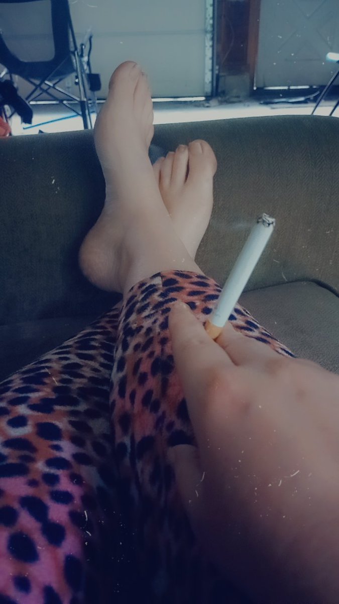 NortheastRedFox's tweet photo. Sometimes I wonder if I smoke too damn much 🤷‍♀️

Make sure y'all drink your water 💦 https://t.co/jaaBmYAbT7