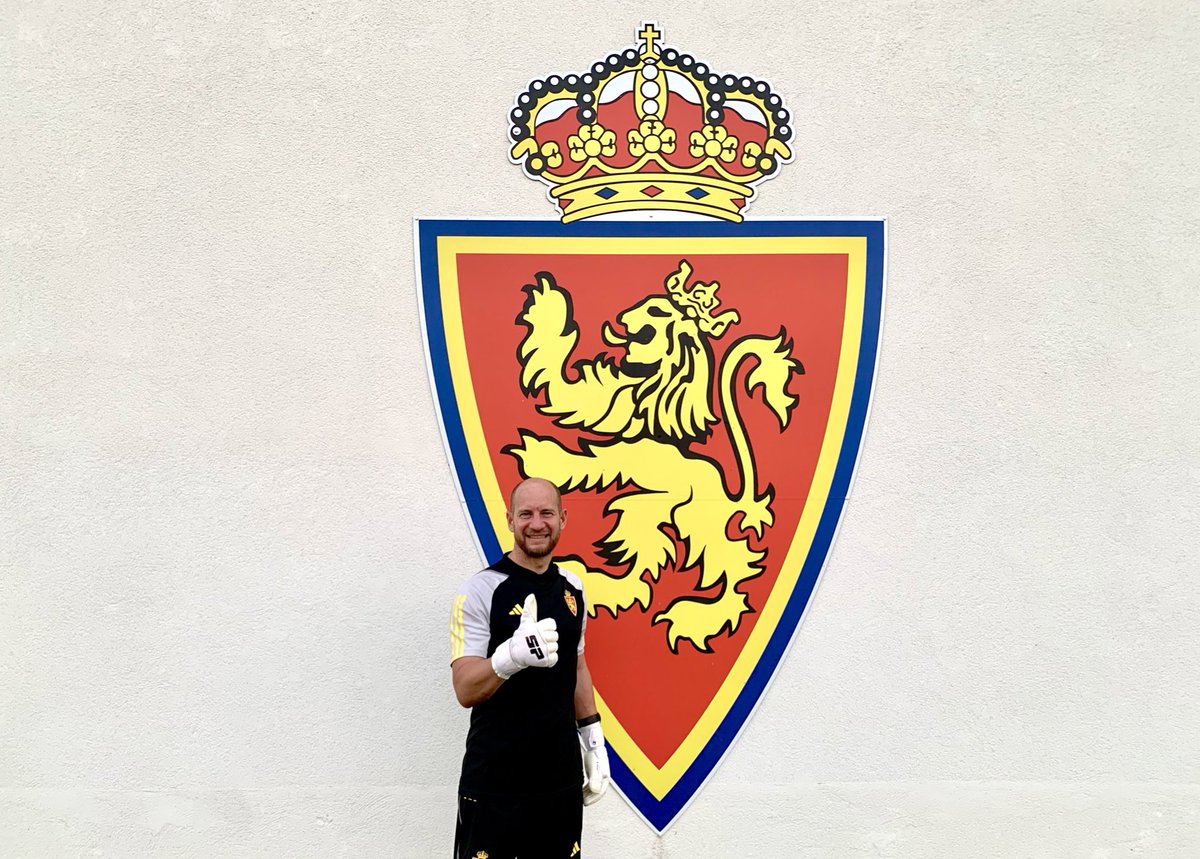 2023/2024 | 🦁🔵⚪️

De niño, tuve el privilegio de formar parte de esta gran familia.
Hoy, vuelvo al <a href="/RealZaragoza/">Real Zaragoza</a> de una manera diferente pero igual de apasionante.

👍🏼Listo para trabajar y hacer que esos porteros sueñen en grande. ¡Vamos a por todas! 

"Vuelvo a casa, mi casa”