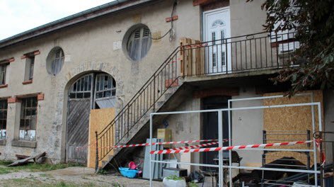 CerfiaFR's tweet photo. 🇫🇷🔪 DRAME | Un homme de 57 ans a tué sa compagne en la poignardant à plusieurs reprises, avant de l'égorger dans le #Jura, puis s'est tiré une balle dans la tête.

👉 Il a également mis le feu à leur logement, ce qui a entraîné l’intervention des pompiers qui ont fini par découvrir, dans une voiture stationnée devant le domicile, deux enfants en bas âge.

Il était déjà connu de la justice, ayant été condamné en 1996 pour des faits de meurtre, et avait été remis en liberté en 2003.

En 2009, il a de nouveau été condamné pour un délit relatif aux mœurs, et il avait également fait l'objet de poursuites en 2019 et 2022 pour ne pas avoir respecté les obligations liées à son inscription au fichier judiciaire des auteurs d’infractions sexuelles.