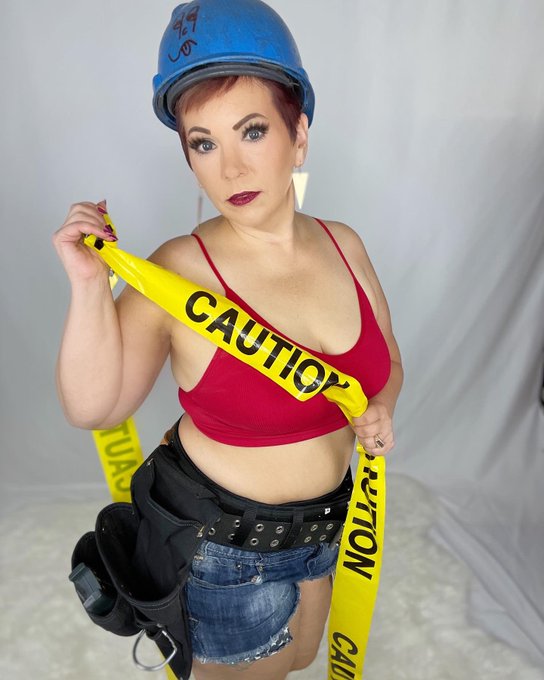 Need some help on your job site? My curves come with a caution warning&hellip;can you even handle me?  https://t