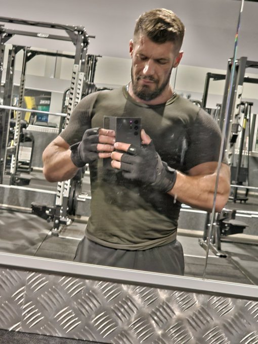 Watch Vlad Castle 82k's leaked NSFW photo on TwXstars