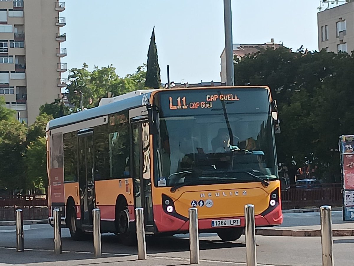 amturiel's tweet photo. @girona_cat Aquest matí, la meva filla, el meu nebot i la meva neboda han volgut agafar un bus de la L11 per tornar des del Campus de Montilivi. En pujar a l'autobús, el conductor els ha dit que només es pot pagar amb targeta. Cap d'ells en té. Estupefacció i incredulitat. https://t.co/EWelS3Ktzv