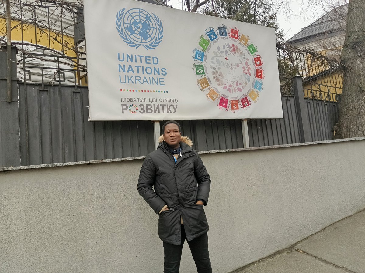 OCHA_CAR's tweet photo. Des Centrafricains à travers le pays, en Ukraine, en RDC &amp; ailleurs à travers le monde, peu importe la distance, #Quoiquilarrive, une seule motivation : aider. Rencontrez @MandabaMaxime qui appui des bureaux OCHA dans le 🌏 dans la gestion efficace des fonds humanitaires @CBPFs https://t.co/B7SaJDG3uR