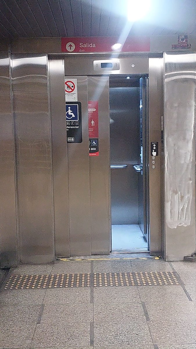 metrodesantiago's tweet photo. Un grupo de manifestantes causó destrozos en la estación República #L1, afectando los torniquetes, validadores y uno de los ascensores.

Debido a lo anterior, algunas estaciones realizan cierres parciales o accesos controlados preventivos para resguardar la seguridad de pasajeros y trabajadores de Metro. 

Rechazamos y condenamos los actos de vandalismo ocurridos durante esta semana y pedimos cuidar al metro, un servicio que es de todos