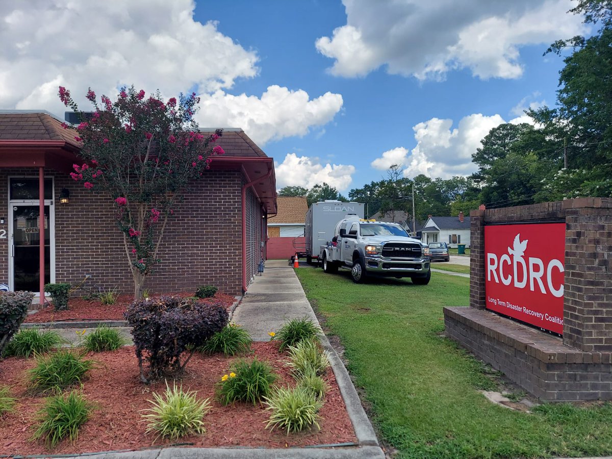 Sloan_Valve's tweet image. Sloan’s Mobile Restroom is in North Carolina helping a local community in its heat stroke awareness outreach. Community members in need can pick up supplies and cool down in the luxury restrooms.

#DisasterRelief #CommunityAssistance