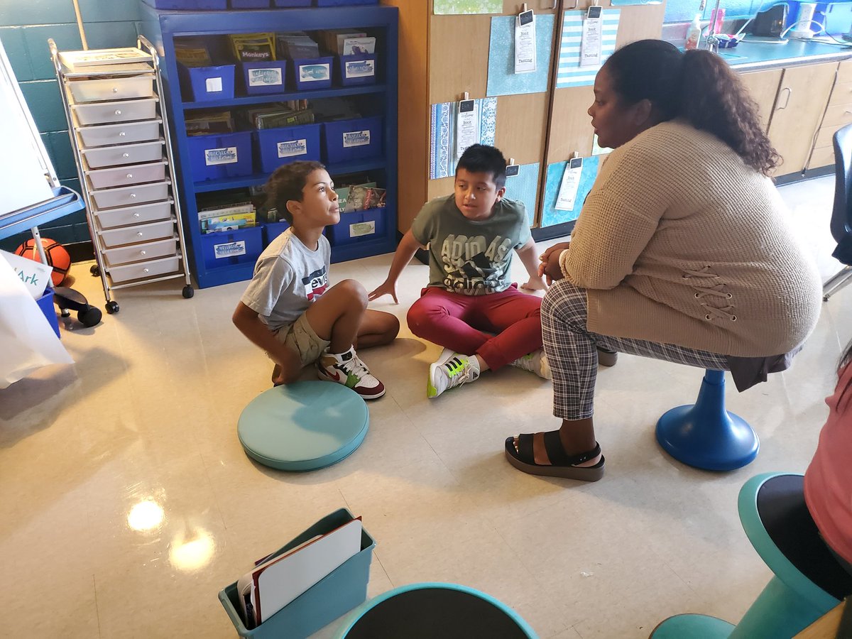 MrsDaysClass1's tweet photo. Fridays are for talking games during Golden Time. Today we played Soup, Salad, or Sandwich as our MLs practiced keeping the conversation going. #MonaviewMoments #MonaviewontheMap https://t.co/4CcRz7qM7r