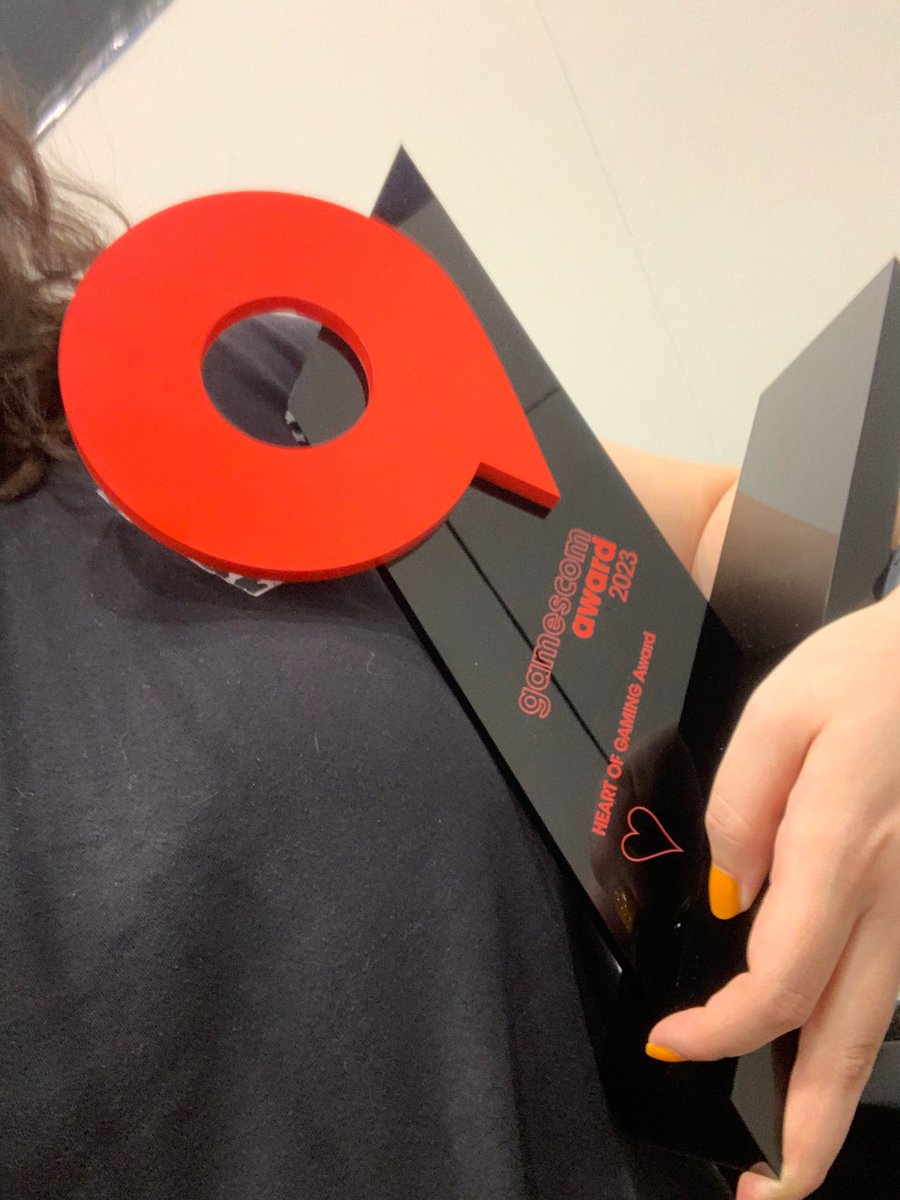 Wir haben den "Heart of Gaming" #gamescom Award gewonnen! 
Vielen Dank, dass ihr euch mit uns für eine bessere Gamesbranche einsetzt. 
Wir haben noch einen langen Weg vor uns, aber freuen uns, dass wir gemeinsam etwas in Bewegung setzen können 🧡