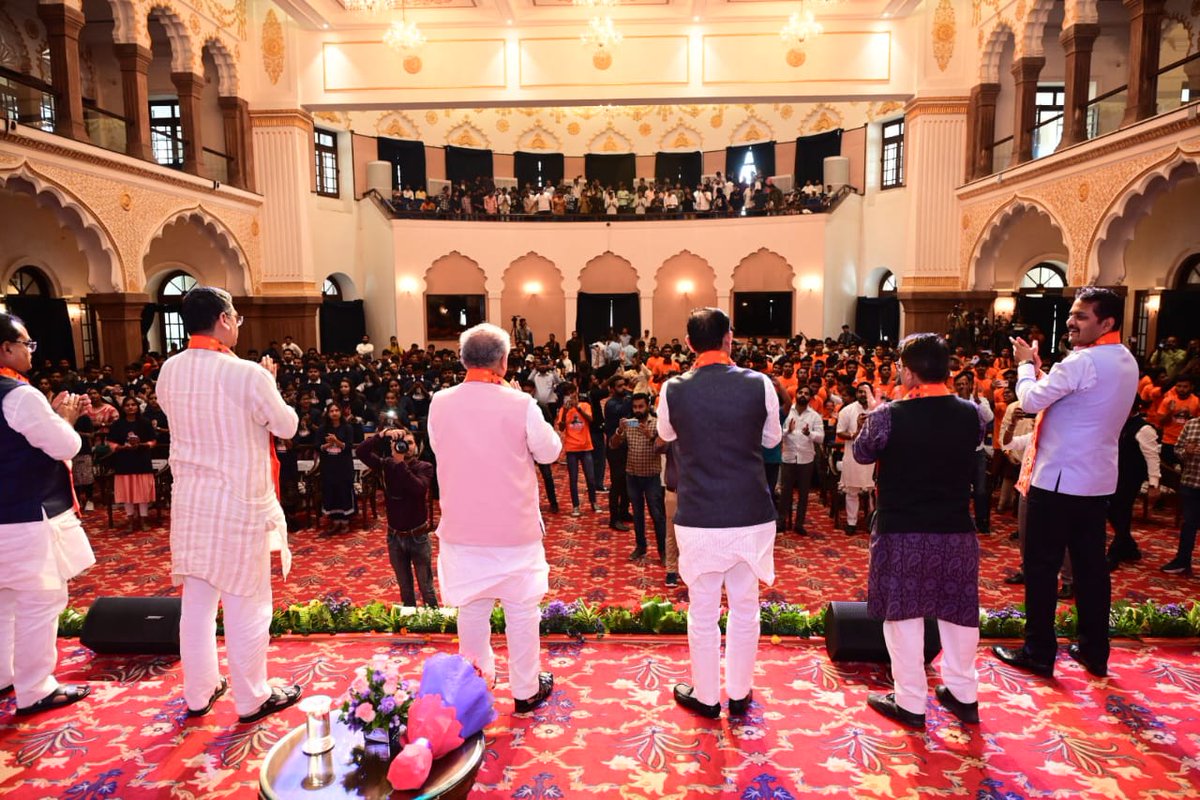 vaibhavpawarmp's tweet photo. आज भोपाल में भारतीय जनता युवा मोर्चा मध्यप्रदेश ने केन्द्रीय मंत्री एवं प्रदेश चुनाव प्रबंधन समिति के संयोजक श्री @nstomar जी, भाजपा प्रदेश अध्यक्ष श्री @vdsharmabjp जी व संगठन महामंत्री श्री @HitanandSharma जी की उपस्थिति में कार्यक्रम से जुड़े प्रदेश की 230 विधानसभाओं के न वमतदाताओं को भारतीय जनता पार्टी की सदस्यता दिलाई एवं भाजपा मध्यप्रदेश के #एमपी_के_मन_में_मोदी अभियान का शुभारंभ किया गया।
इस अवसर पर भाजपा प्रदेश मंत्री व सदस्यता प्रभारी श्री @rajneesh4n जी व अन्य जन उपस्थित रहे।

भारतीय जनता पार्टी ने देश से लेकर प्रदेश तक युवाओं के लिए अनेकों योजनाओं का क्रियान्वयन किया गया, माननीय प्रधानमंत्री श्री @narendramodi जी के नेतृत्व में केंद्र सरकार ने युवाओं को रोजगार, पढ़ाई और नौकरी के ��नेकों अवसर सृजन हुए।
#एमपी_के_मन_में_मोदी