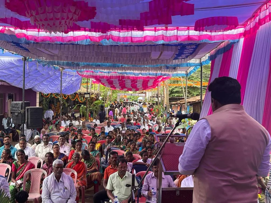 ನನ್ನ ರಾಣೇಬೆನ್ನೂರಿನ ತುಮ್ಮಿನಕಟ್ಟಿ ಗ್ರಾಮದಲ್ಲಿ ನೂತನವಾಗಿ ನಿರ್ಮಿಸಿರುವ ಶ್ರೀ ಗಂಗಾ ಪರಮೇಶ್ವರಿ ದೇವಸ್ಥಾನದ ಕಳಸಾರೋಹಣ ಕಾರ್ಯಕ್ರಮದಲ್ಲಿ ಭಾಗವಹಿಸಿ ಮಾತನಾಡಿದೆನು.

#NimmaPK | #Ranebennur |