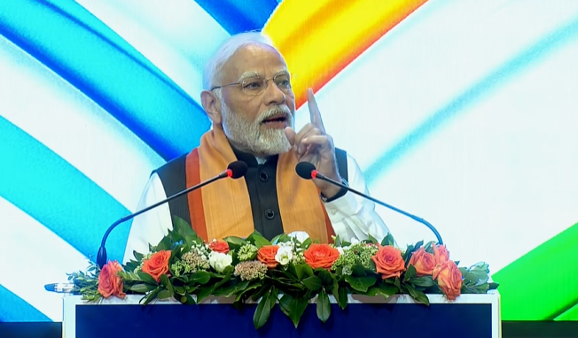 vdsharmabjp's tweet photo. जब जश्न का माहौल होता है, उत्सव का माहौल होता है, तो मन करता है क�� जल्दी से जल्दी अपने परिवार के लोगों के बीच पहुंच जाएं।  

मैं अपने परिवारजनों के बीच आ गया हूं।   

- प्रधानमंत्री श्री @narendramodi https://t.co/HoXlQNReyx