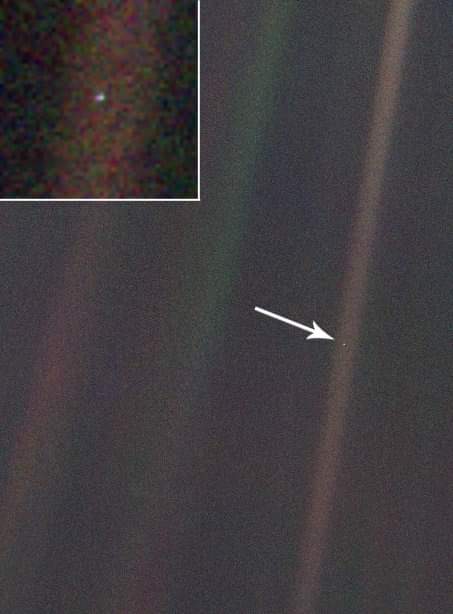 UNA FOTOGRAFÍA DE LA TIERRA COMO NUNCA SE HABÍA VISTO 🌎

En 1990 Carl Sagan y Carolyn Porco, convencieron a la NASA para girar la sonda Voyager-1 y sacar un 'retrato familiar del sistema solar'. 

La nave se encontraba a 6.000 millones de kilómetros, por lo que la Tierra aparece
