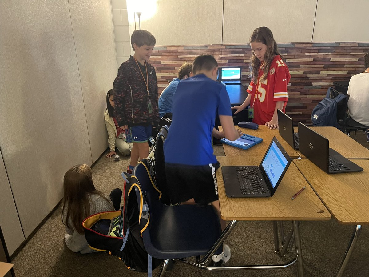 MrWidmier's tweet image. It was a great week in CTE Wheel Exploration!  Students learned to apply their coding skills to the Sphero robots, and they will complete the Pumpkin Cart STEM Challenge next week.  

@HumbleISD_CTE  @HumbleISD_RMS @HumbleISD #HumbleCTE #REPhard