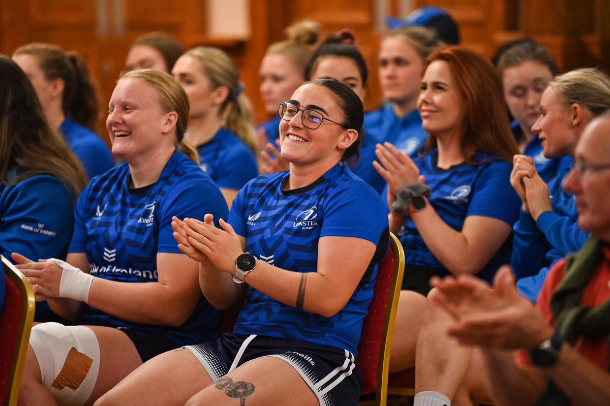 leinsterrugby's tweet image. On the shoulders of giants… 👏 

Former #LeinsterRugby and @IrishRugby player Yvonne Nolan presented @HannahOConnor22 and the rest of the @LeinsterWomen squad with their 👕 this evening in @OldBelvedereRFC ahead of their Interpro tomorrow 💪

#FromTheGroundUp