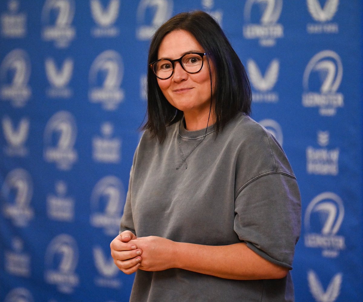 leinsterrugby's tweet image. On the shoulders of giants… 👏 

Former #LeinsterRugby and @IrishRugby player Yvonne Nolan presented @HannahOConnor22 and the rest of the @LeinsterWomen squad with their 👕 this evening in @OldBelvedereRFC ahead of their Interpro tomorrow 💪

#FromTheGroundUp