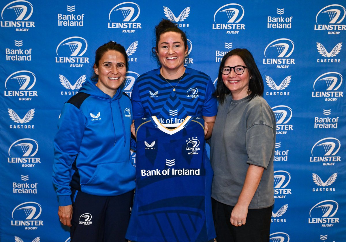 leinsterrugby's tweet image. On the shoulders of giants… 👏 

Former #LeinsterRugby and @IrishRugby player Yvonne Nolan presented @HannahOConnor22 and the rest of the @LeinsterWomen squad with their 👕 this evening in @OldBelvedereRFC ahead of their Interpro tomorrow 💪

#FromTheGroundUp