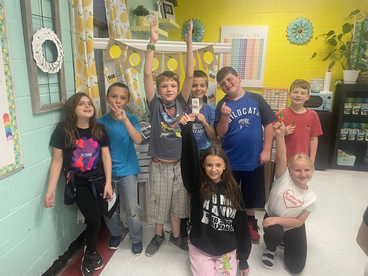 jferguson86's tweet photo. Fridays in 3rd grade mean visiting the Class Dojo store to redeem points students have earned. While some cashed in, others are saving up for bigger prizes. Way to keep up the hard work! @All_in_LC @BlaineElem https://t.co/NOGWPpv6mU