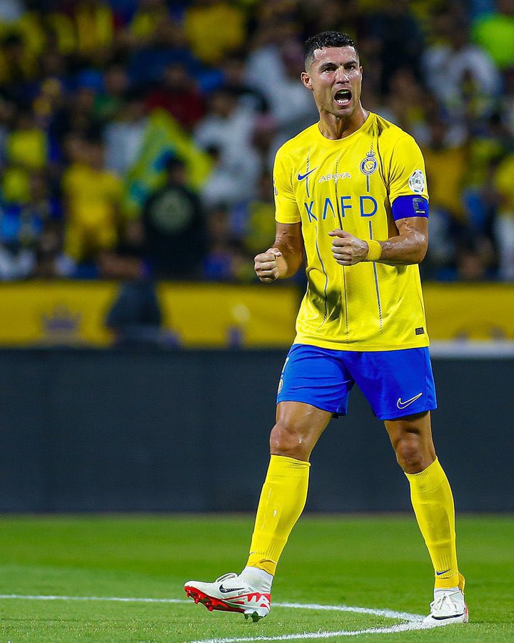 يا ويلهم جاهم " التاريــخ " فـ ابطاله
#العالمي .. في حضوره يضرب بخمسه ..

يسرج لهم من خيوط الشمس بأفعاله
الفارس اللي من اشرق ما اغربت شمسه ..

#النصر  #CR7💛