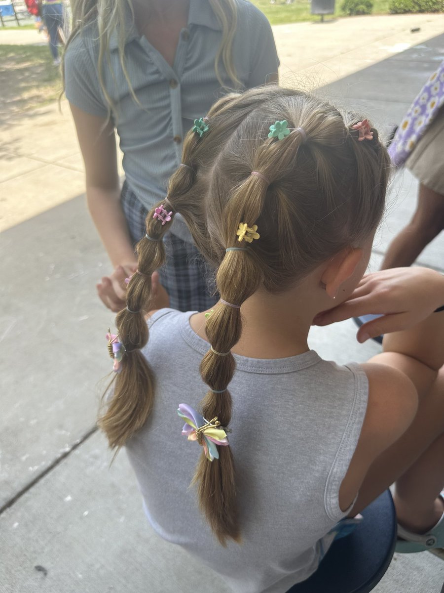 MsAllynsClass's tweet photo. Note to self: when you do one girlβs hair, the rest will start lining up! π #RecessChronicles #FriYAY ππππ¦ https://t.co/n9Fl5eHH3G