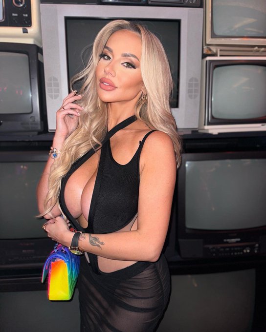 My dress last night was 🥰🥰🥰 what do you think? https://t.co/EhO0PwXl0P