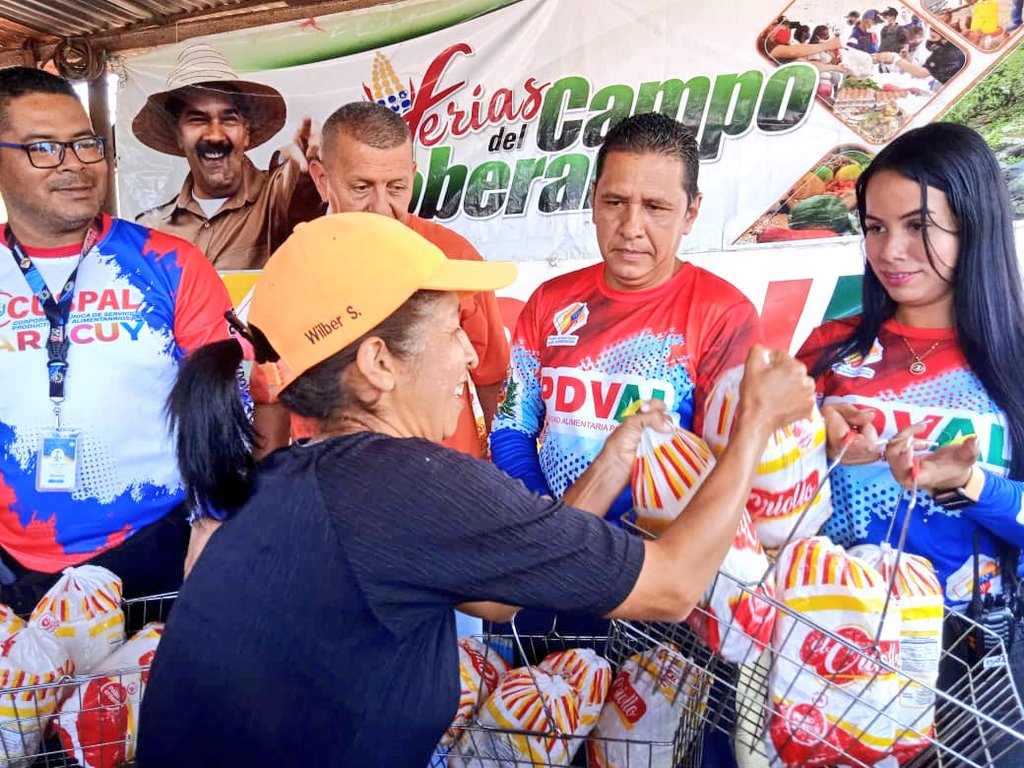 pedrobombillo's tweet photo. En #Yaracuy /Feria Del Campo Soberano en BMS Negra Matea Bruzual
 @MinAlimenVen a través de @PDVAL_OFICIAL con el CLAP distribuyó más de 9,2 TM de Proteína Pollo y 1 TM de Verduras y Hortalizas producido por los CLAP de Yaracuy fortaleciendo el plan campesino #ProducirEsVencer https://t.co/XHEvICyTIs