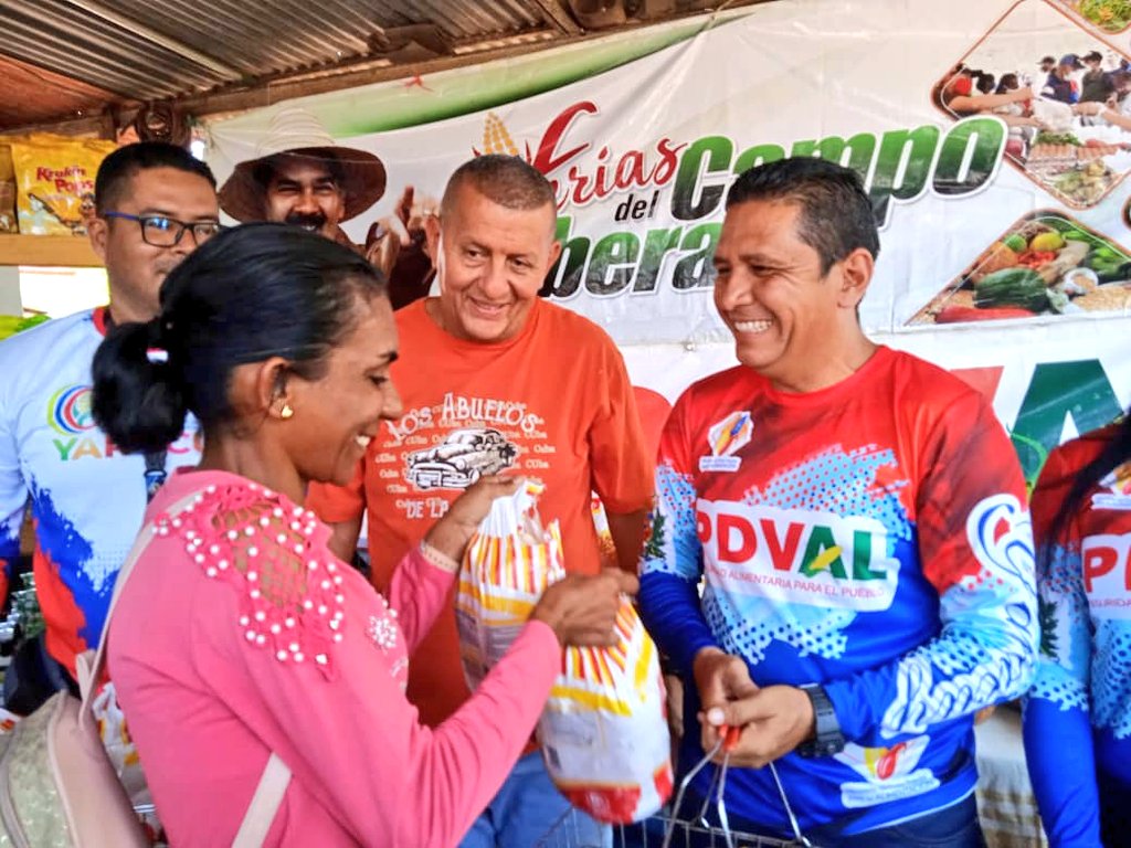 pedrobombillo's tweet photo. En #Yaracuy /Feria Del Campo Soberano en BMS Negra Matea Bruzual
 @MinAlimenVen a través de @PDVAL_OFICIAL con el CLAP distribuyó más de 9,2 TM de Proteína Pollo y 1 TM de Verduras y Hortalizas producido por los CLAP de Yaracuy fortaleciendo el plan campesino #ProducirEsVencer https://t.co/XHEvICyTIs