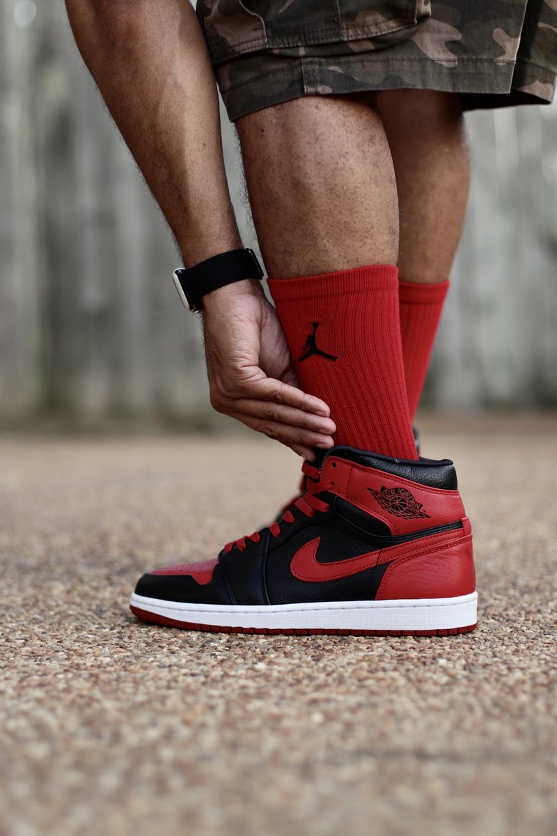 luvkicks4life's tweet photo. What’s good sneaker peeps! I decided to unds these oldies but goodies for my birthday weekend🙌🏽🥳🎉 Wishing everyone good vibes for the weekend🤜🏽💥🤛🏽

#kotd AJ1 Black/Varsity Red/White
#snkrskickcheck #snkrsliveheatingup https://t.co/9pxOQuhHtD